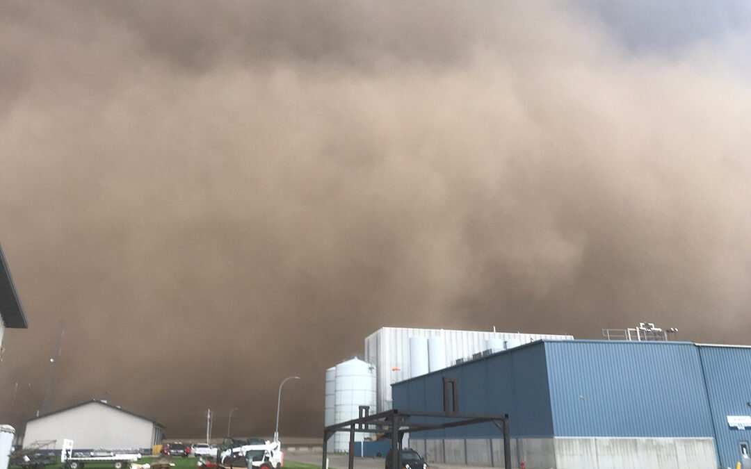 Dust storm rolls through Hull and Boyden